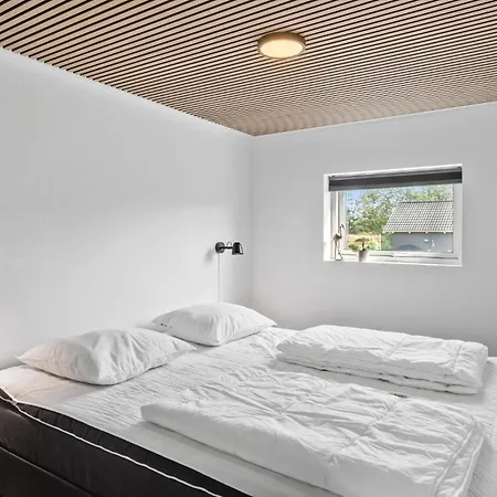 Dom wakacyjny 3 Bedroom Beautiful In Vaeggerlose